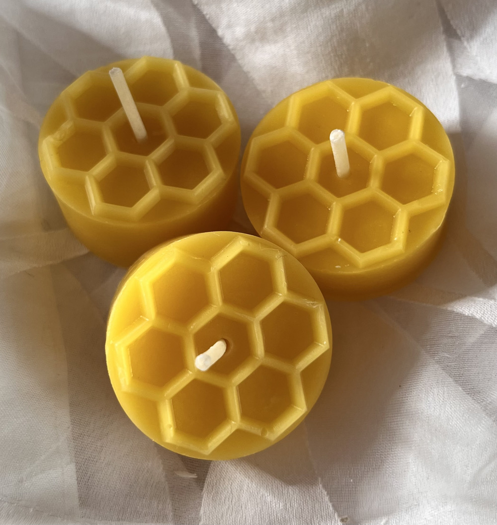 Teelichter mit Motiven aus gelben Bienenwachs – Bild 3