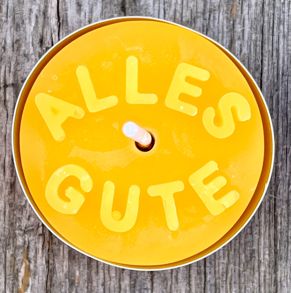 Teelichter mit Motiven aus gelben Bienenwachs – Bild 5