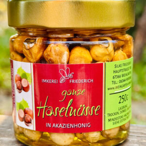 Haselnüsse in Akazienhonig