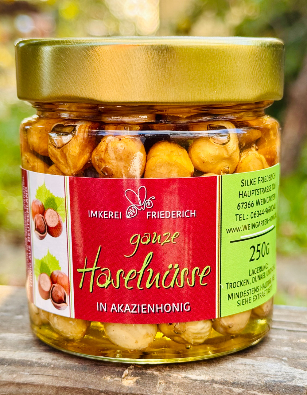 Haselnüsse in Akazienhonig